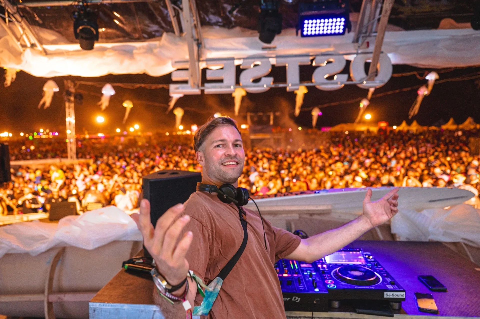 Johannes Jae playing a Pop and Charts set at the Ostsee stage
