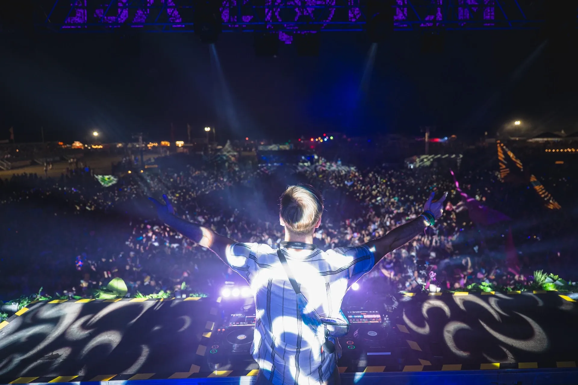 Johannes Jae live Pop Set performance on the Mainstage